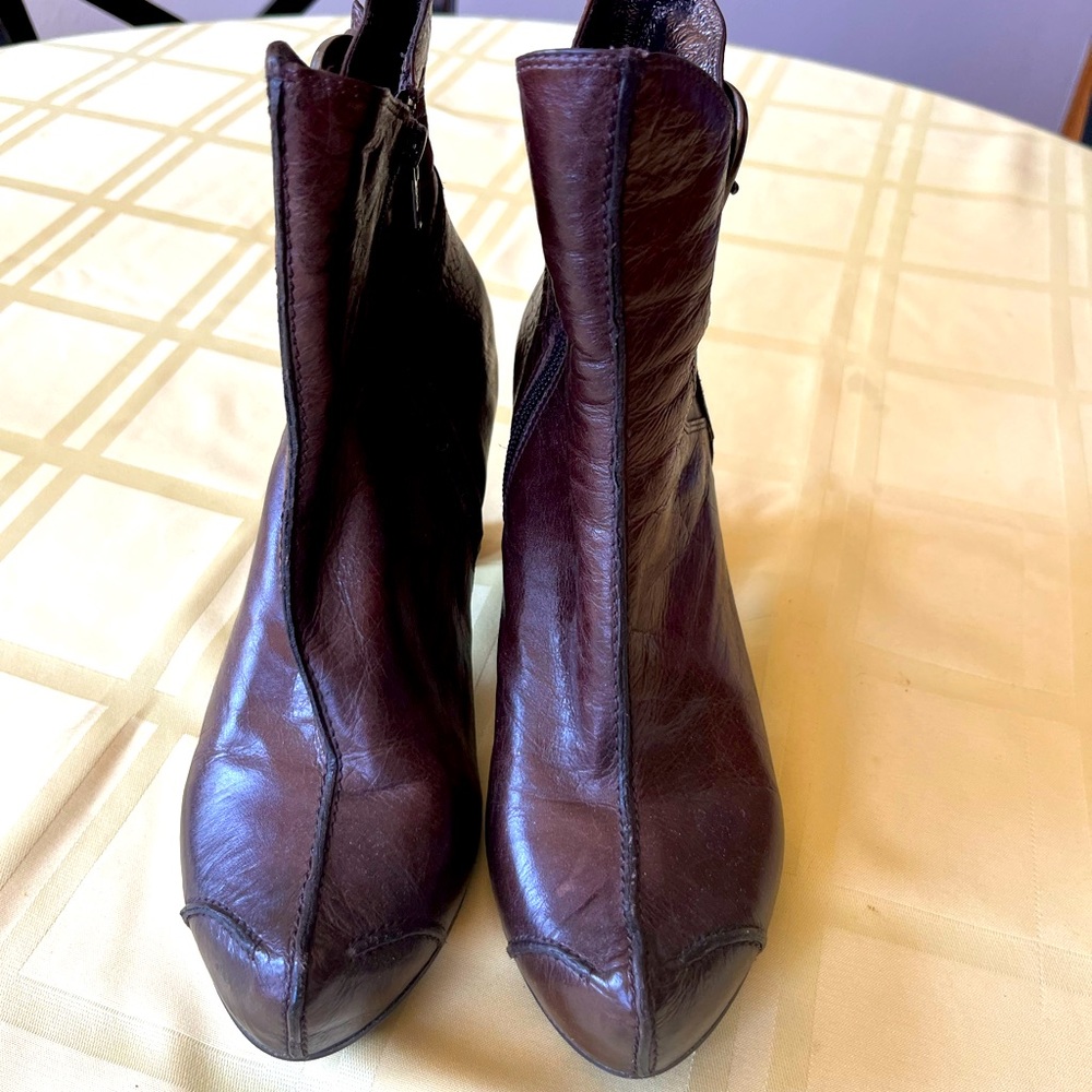 Sassy boots worn once and great condition…. Size 8… One of 2